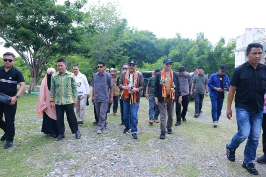 Penjabat Bupati Bombana Edy Suharmanto Bersama Sekda Man Arfa Meninjau Lokasi Rencana Pembangunan Rumah Sakit Tipe D di Kecamatan Kabaena Barat