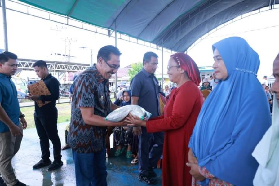 Penjabat Bupati Bombana Edy Suharmanto secara simbolis menyerahkan satu paket beras 10 kg dan sekaligus membuka Acara Operasi Pasar 