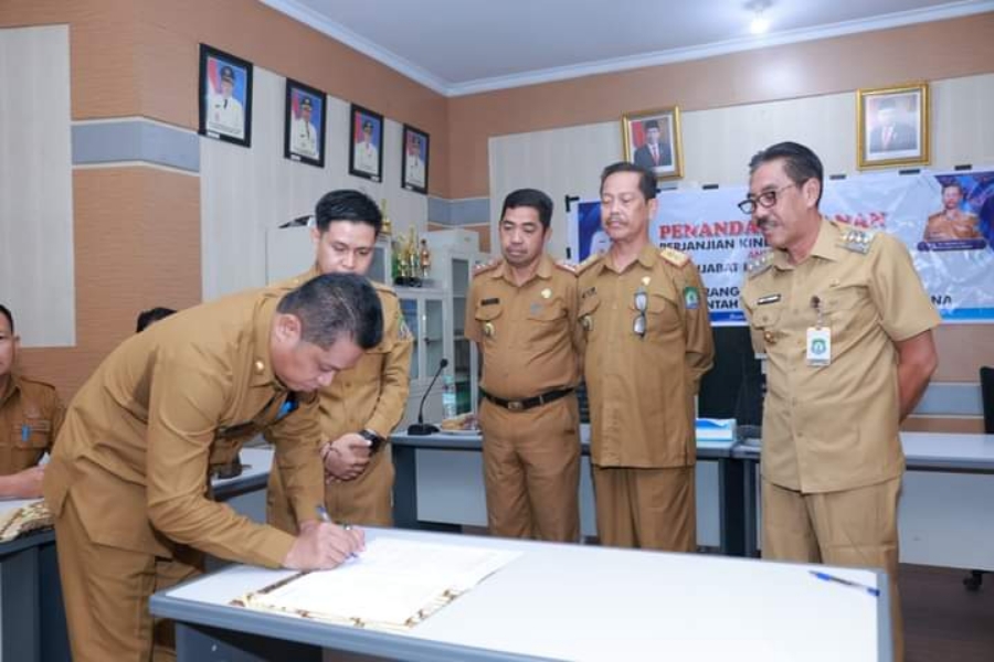 Penjabat Esalon II menandatangani MoU di saksikan Pj Bupati Bombana Edy Suharmanto dan Sekda Man Arfa Serta Asisten Tiga 