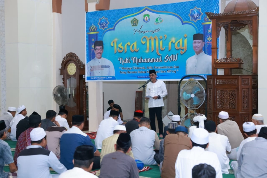 Pj Bupati Bombana Edy Suharmanto bawakan sambutan Maulid dan isra mir'aj di mesjid raya Nurul Iman Kasipute