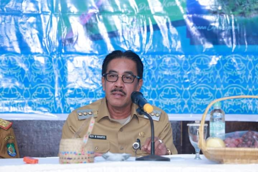 Pj Bupati Bombana Edy Suharmanto saat membuka acara FGD. foto Diskominfo Bombana