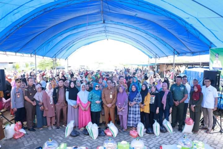 Foto bersama Pj Bupati Bombana,Ketua TP PKK Kab Bombana bersama Forkopimda dan warga 