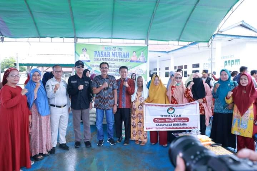 Foto bersama pemkab Bombana dan warga saat operasi pasar murah 